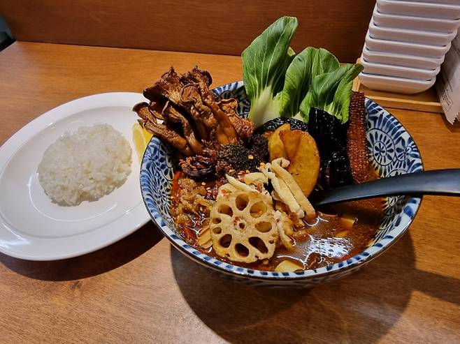 커리지널에서는 삿포로식 스프카레를 만날 수 있다. /사진=다이어리알