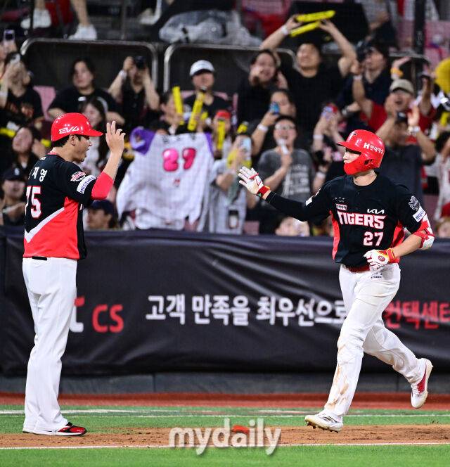 2025년 8월 29일 오후 경기도 수원KT위즈파크에서 열린 '2025 신한 SOL뱅크 KBO 리그' KIA 타이거즈와 KT 위즈의 경기. KIA 김호령이 8회초 무사 1루서 2점 홈런을 친 뒤 기뻐하고 있다./마이데일리
