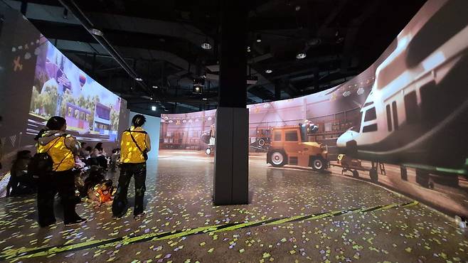 단체로 방문한 어린이들의 반응이 뜨거웠던 실감영상실