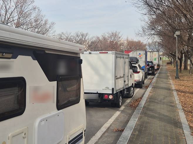 흰색 실선에 주차된 캠핑차와 화물차 (대구=연합뉴스) 박세진 기자 = 10일 대구 동구 안심체육공원 주차장 내 흰색 실선에 캠핑차와 화물차 등이 주차돼 있다. 2025.12.10 psjpsj@yna.co.kr