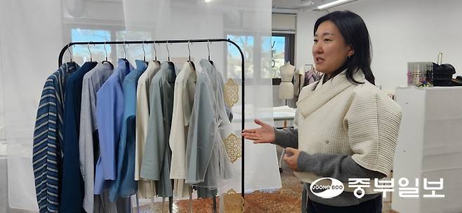 경기상상캠퍼스 입주단체 code_VTO 대표가 한복 패션에 대해 소개하고 있다. 신연경기자