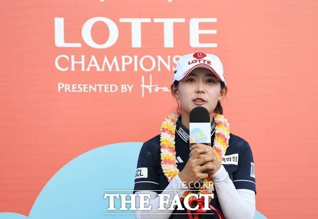 황유민이 지난 10월 초청선수로 참가한 롯데챔피언십에서 역전 우승한 뒤 인터뷰하고 있는 모습. 황유민은 내년 시즌 LPGA투어의 강력한 신인왕 후보 중의 하나다./뉴시스