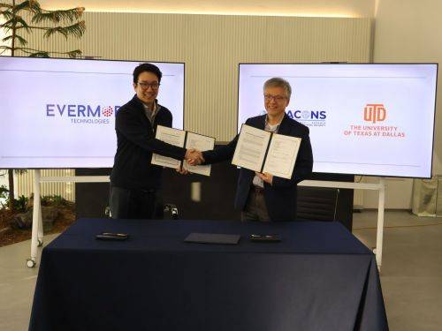 마이클 리 에버모어테크놀러지스 의장(사진 왼쪽)과 미국텍사스주립대학교달라스(UTD) BEACONS의 조경재 교수가 업무협약(MOU)을 체결한 뒤 악수를 나누고 있다. 에버모어테크놀러지스