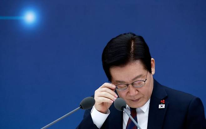 이재명 대통령이 11일 세종시 정부세종컨벤션센터에서 열린 '2026년 대도약하는 경제, 신뢰받는 데이터' 기획재정부(국세청·관세청·조달청)-국가데이터처 업무보고에서 자료를 살펴보고 있다. ⓒ연합뉴스