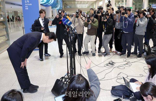 통일교로부터 금품을 수수했다는 의혹이 제기된 전재수 전 해양수산부 장관이 지난 11일 오전 인천국제공항 제2여객터미널을 통해 귀국해 의혹 관련 입장을 밝힌 뒤 인사하고 있다. ⓒ뉴시스