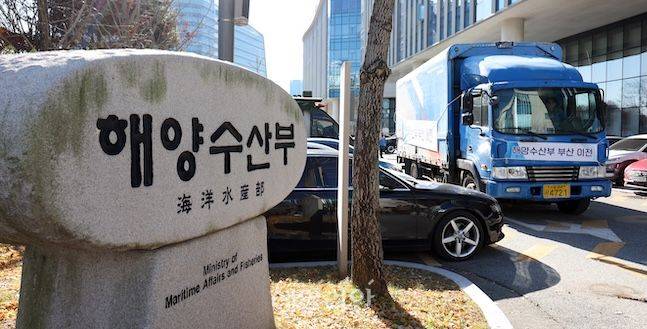 해양수산부가 세종에서 부산 동구 IM빌딩·협성타워 임시청사로 단계적 이전을 시작한 지난 8일 이삿짐을 실은 차량이 정부세종청사 해수부 표지석 앞을 지나고 있다. ⓒ뉴시스