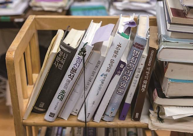 홍성남 신부가 읽는 책. 본당신부일 때는 전쟁서를, 지금은 심리분석서를 읽는다. /사진 김흥구