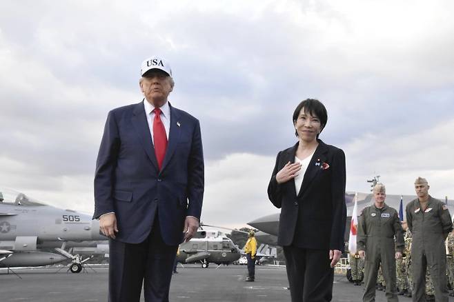 미국의 도널드 트럼프 대통령(왼쪽)이 지난 10월 28일 일본 가나가와현 요코스카의 미국 해군 기지에서 다카이치 사나에 일본 총리와 미국 해군 항공 모함을 둘러보고 있다.EPA연합뉴스