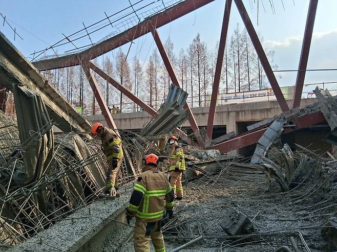 11일 오후 광주광역시 서구 치평동 옛 상무소각장 자리에서 도서관 건립공사를 하던 중 옥상이 붕괴하며 노동자 4명이 매몰돼 구조대원들이 구조 작업을 하고 있다. 광주시 소방본부 제공