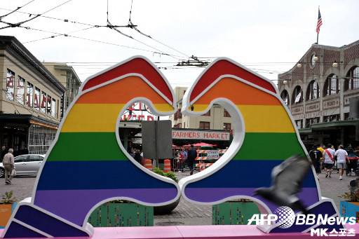 지난 6월 시애틀에 있는 파이크 플레이스 마켓에 설치된 성소수자 기념 조형물. 사진=ⓒAFPBBNews = News1