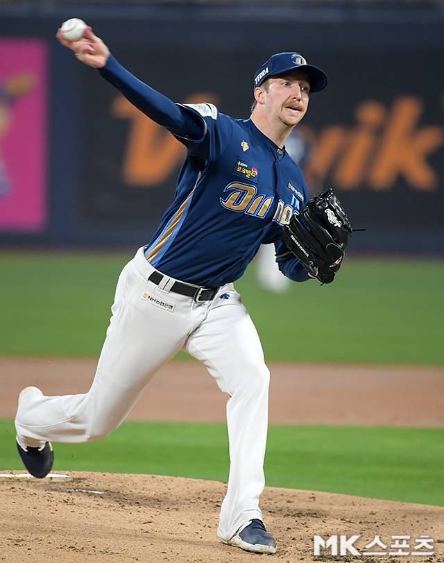 ‘2023 KBO 포스트시즌’ NC 다이노스와 KT 위즈의 플레이오프 1차전이 10월 30일 오후 수원KT위즈파크에서 열렸다. 두산과 SSG를 연파하고 플레이오프에 오른 NC는 1차전 선발로 ‘특급 에이스’ 에릭 페디가 나섰다. KT는 ‘무패 투수’ 윌리엄 쿠에바스가 마운드에 올랐다. NC 선발 페디가 역투하고 있다. 사진=천정환 기자