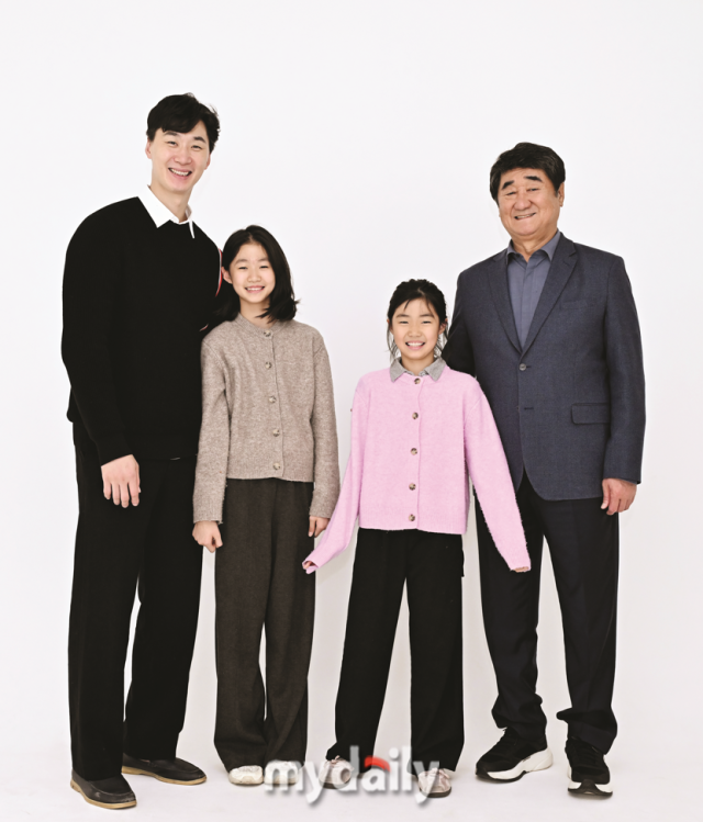 ‘호랑이 사령탑’에서 ‘손녀 바보’가 된 할아버지, 그리고 엄격한 배구 선배가 된 아버지./송일섭 기자