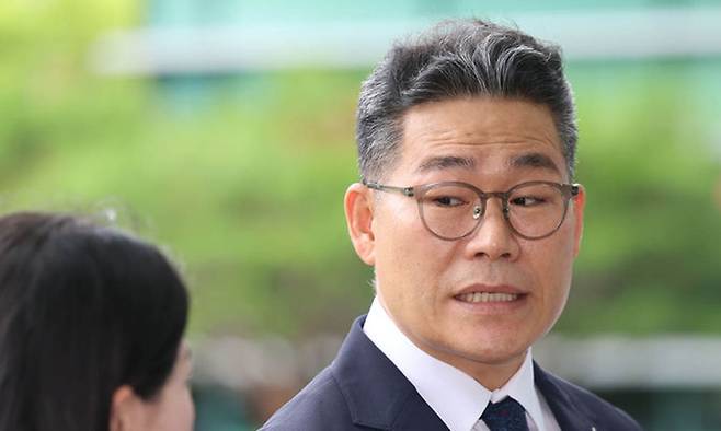 백해룡 전 영등포경찰서 형사과장(경정)이 임은정 동부지검장과 비공개 면담을 위해 지난 7월 17일 서울 송파구 서울동부지방검찰청으로 들어가며 취재진 질의에 답하고 있다. 뉴시스