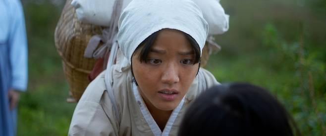 주인공 김향기가 나오는 문도지오름 장면. 웬에버스튜디오 제작사 제공