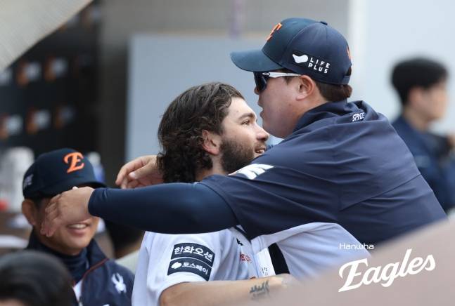 폰세(가운데)가 류현진과 포옹을 나누고 있다. /사진=한화 이글스 제공