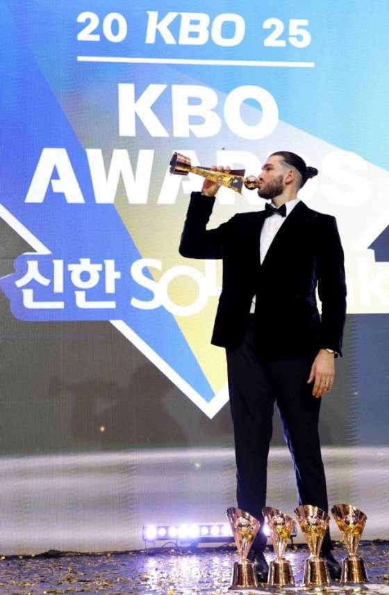 지난달 24일 KBO 시상식에서 투수 4관왕을 차지한 폰세가 MVP 트로피에 입을 맞추고 있다. /사진=강영조 선임기자