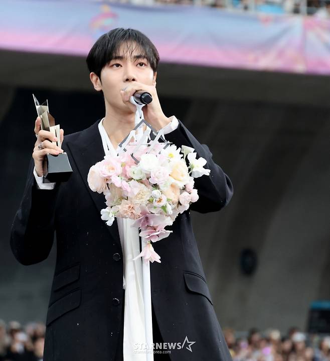 AAA ICON상 추영우가 6일 대만 가오슝 내셔널 스타디움에서 진행된 스타뉴스 주최 '10주년 아시아 아티스트 어워즈 2025(10th Anniversary Asia Artist Awards 2025, '10주년 AAA 2025')에서 수상소감을 전하고 있다. 2025.12.06 /사진=강영조 cameratalks@