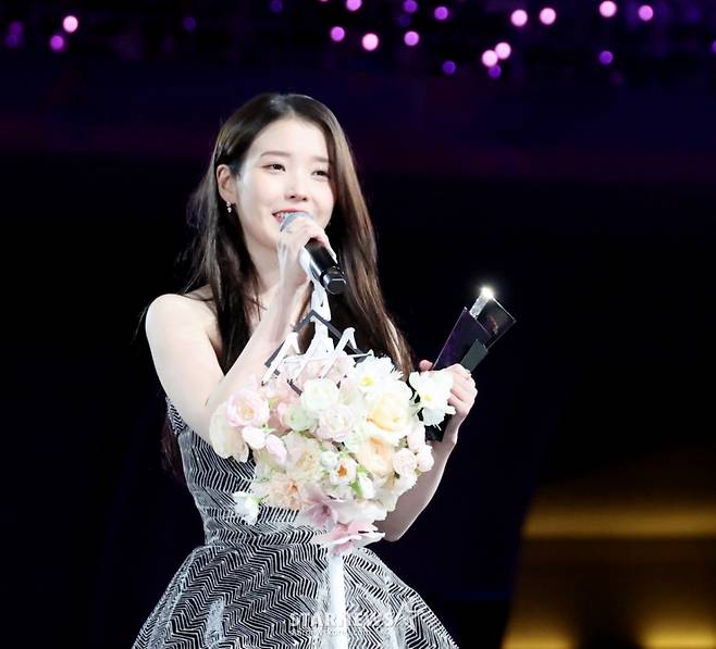 AAA HOT TREND 아이유가 6일 대만 가오슝 내셔널 스타디움에서 진행된 스타뉴스 주최 '10주년 아시아 아티스트 어워즈 2025(10th Anniversary Asia Artist Awards 2025, '10주년 AAA 2025')에서 수상소감을 전하고 있다. 12월 6일~7일 양일에 걸쳐 가오슝 내셔널 스타디움에서 펼쳐지는 '10주년 아시아 아티스트 어워즈 2025(10th Anniversary Asia Artist Awards 2025, '10주년 AAA 2025')'와 페스타 'ACON 2025'는 MTN(머니투데이방송)과 위버스(Weverse)를 통해 각각 TV와 온라인 스트리밍으로 생중계 된다. 2025.12.06 /사진=강영조 cameratalks@