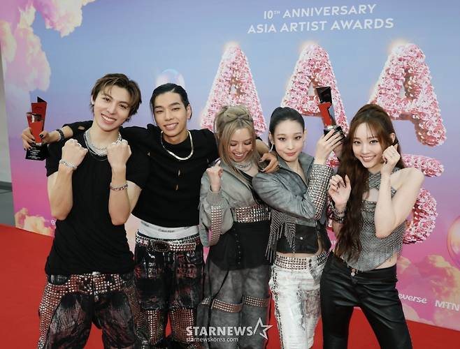 혼성그룹 올데이프로젝트가 6일 가오슝 내셔널 스타디움에서 진행된 스타뉴스 주최 '10주년 아시아 아티스트 어워즈 2025(10th Anniversary Asia Artist Awards 2025, '10주년 AAA 2025')에서 신인상, 핫트랜드상을 수상한 뒤 포즈를 취하고 있다. /2025.12.06 /사진=이동훈 photoguy@