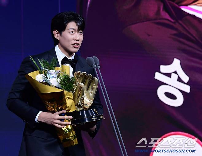 9일 서울 롯데호텔월드에서 KBO 골든글러브 시상식이 열렸다. 3루수 부문 골든글러브를 수상한 키움 송성문. 잠실=송정헌 기자songs@sportschosun.com/2025.12.09/