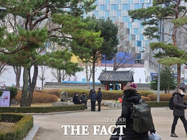 서울 종로구에 위치한 탑골공원이 지난달 20일부터 금주구역으로 지정됐으나 외부에서는 술을 마시는 이들이 존재하고 있다. 사진은 지난 10일 탑골공원 내부 모습. /김명주 기자