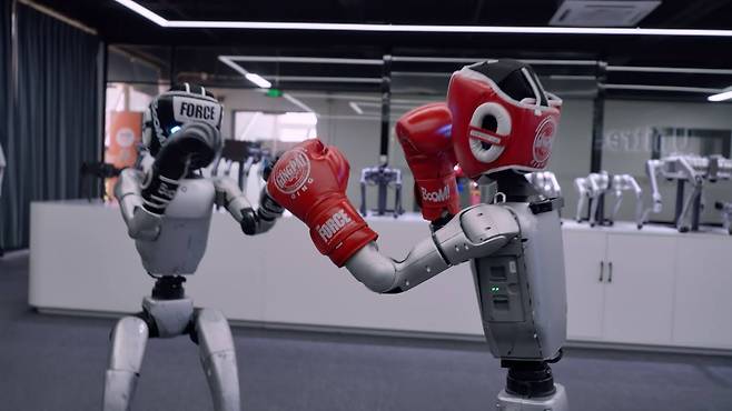 중국은 휴머노이드, AI, 배터리, 반도체, 전기차 등 모든 분야에서 약진하고 있다.