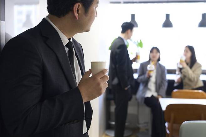 연륜으로 회사생활을 버티는 시대는 끝났다. 인공지능(AI) 플랫폼을 얼마나 잘 활용하느냐가 업무능력의 척도가 되어가고 있다. 회의시간에 못 알아 듣는 IT용어들이 많아진다면 공부해야 한다. 배우지 않고 버티기만 한다면, 회사에서의 설자리는 좁아질 수밖에 없다는 게 전문가들의 경고다. /게티이미지뱅크