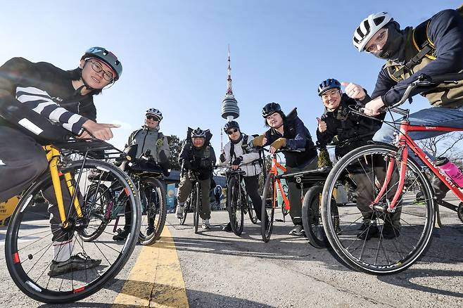 자전거 배송 서비스 그리디에 참여하는 자전거 메신저들이 서울 남산에서 단체 사진을 찍고 있다. 김성룡 기자