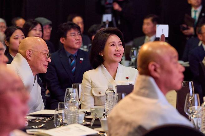 김혜경 여사가 12일 서울 중구 남산 반얀트리 클럽 앤 스파에서 열린 불교지도자초청 국민화합기원 송년만찬에서 참석자 발언을 듣고 있다. / 사진=대통령실 제공