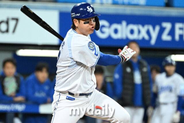 21일 대구 삼성라이온즈파크에서 열린 '2025 신한 SOL BANK KBO 포스트 시즌' 삼성 라이온즈와 한화 이글스 플레오이프(PO) 3차전 경기. 삼성 강민호가 3회말 선두타자로 나와 안타를 치고 있다./마이데일리