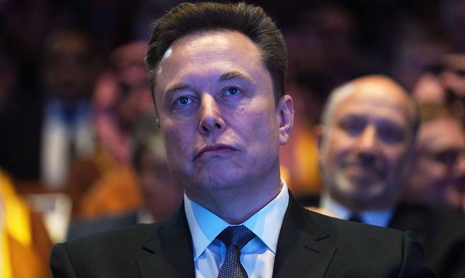 일론 머스크 테슬라 최고경영자(CEO)가 지난달 19일 미국 워싱턴에서 열린 사우디 투자포럼에서 발표를 듣고 있다. 워싱턴=AP연합