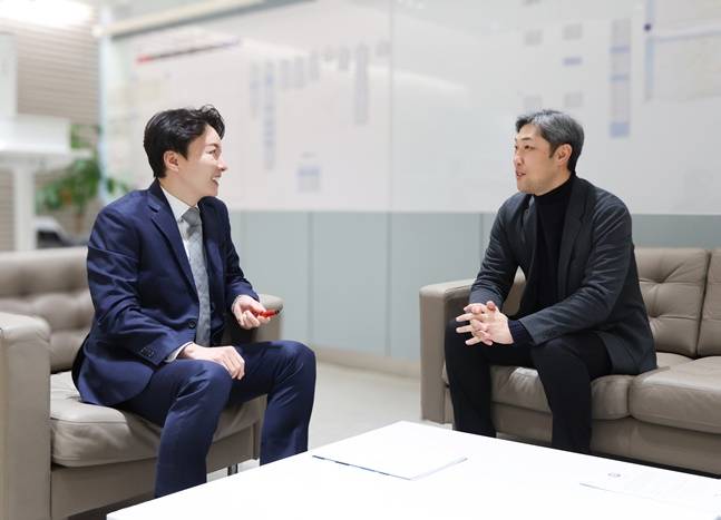 롯데 박준혁 단장(왼쪽)이 카네무라 사토루 투수 총괄 코디네이터와 대화를 나누고 있다. /사진=롯데 자이언츠 제공