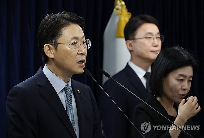 브리핑하는 금융위원회 부위원장 (서울=연합뉴스) 신준희 기자 = 19일 서울 종로구 정부서울청사에서 열린 해킹 대응을 위한 과기정통부-금융위 합동 브리핑에서 권대영 금융위원회 부위원장이 사고 관련 설명을 하고 있다. 2025.9.19 hama@yna.co.kr