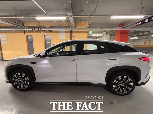 BYD 씨라이언7 측면 모습. 쿠페형 SUV 특유의 부드러운 루프라인이 차체 뒤쪽까지 자연스럽게 이어진다. /황지향 기자