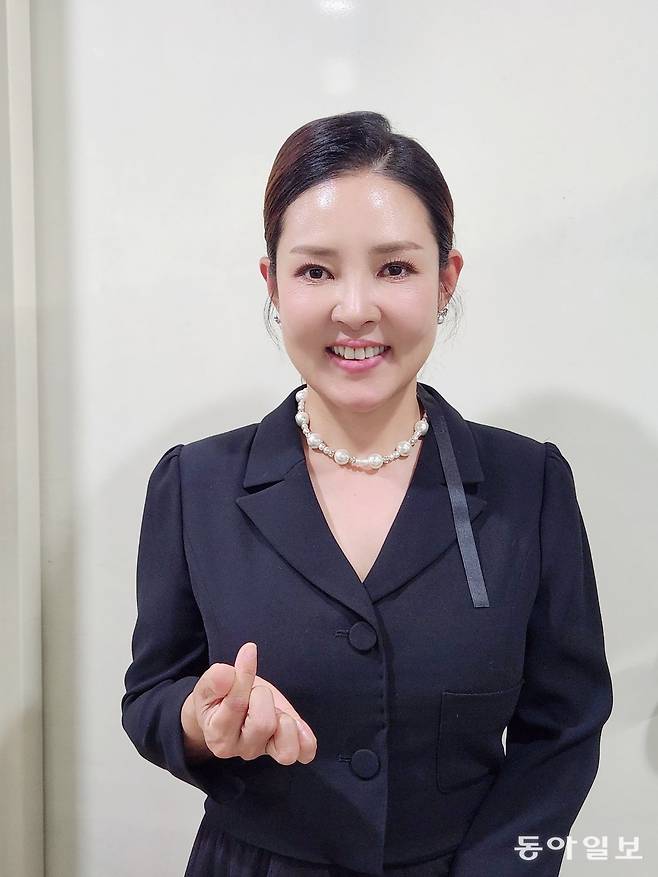 2023년 남북하나재단 주최 한 행사에서 사회를 맡은 이유미 씨가 손 하트를 그리고 있다.