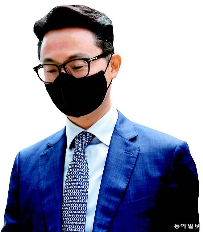 김건희 여사에게 청탁 목적으로 명품 가방과 목걸이를 전달한 혐의를 받는 전 통일교 세계본부장 윤영호 씨가 30일 서울 서초구 서울중앙지방법원에서 열린 구속 전 피의자 심문(영장실질심사)를 마친 뒤 법원을 나서고 있다. 홍진환 기자 jean@donga.com