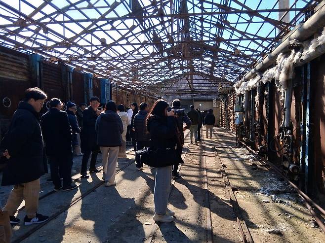 5일 오전 목포 온금동 옛 조선내화 공장의 현장 답사 광경. 1960년대 내화벽돌을 굽기위해 건립된 콘크리트 터널가마 사이 레일이 깔린 운반차 통로를 한중일 연구자들이 지나가고 있다. 터널벽에 소성연료를 집어넣는 주입시설과 방열용 석면 조각들이 보인다.