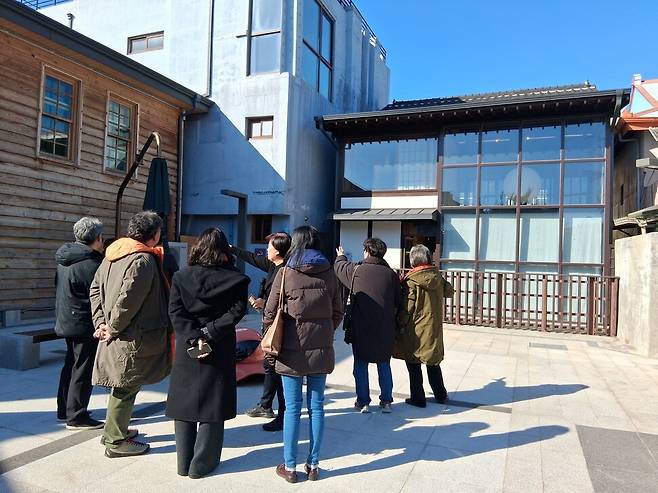 깔끔하게 정비된 흑린각 뒤켠 마당에서 건물 복원 작업을 벌였던 소유주 김경인씨가 답사중인 연구자들에게 주변 공간에 대해 설명하고 있다. 노형석 기자