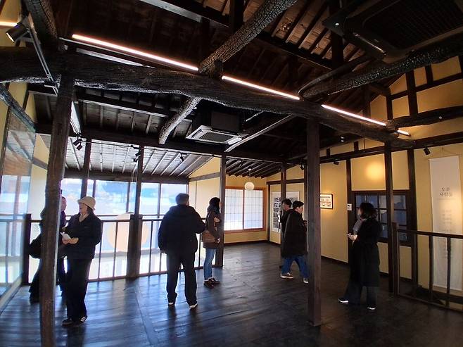 목포 원도심 근대거리인 번화로 58번지에 있는 일제강점기 마치야 복원 건물인 흑린각 2층. 지난 6일 답사팀이 찾아가 살펴보는 모습이다. 화재로 불탄 육송을 천장을 받치는 부재로 재활용한 것이 눈에 띈다. 노형석 기자