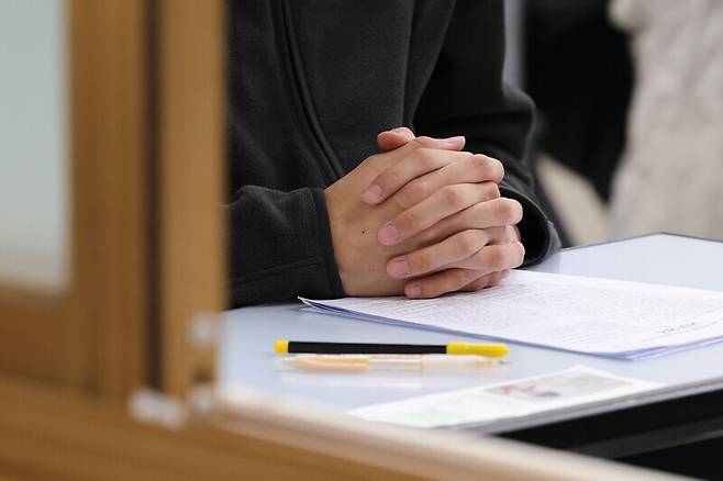 2026학년도 대학수학능력시험일인 지난달 13일 서울 종로구 경복고등학교에 마련된 고사장에서 수험생이 시험 시작을 준비하고 있다. 연합