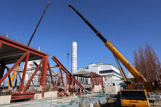 노동자 4명이 매몰된 ‘광주대표도서관’ 신축 공사장 붕괴 사고 이틀째인 지난 12일, 광주시 서구 치평동 사고 현장에 대형 크레인을 활용한 구조 작업이 진행되고 있다. 연합뉴스