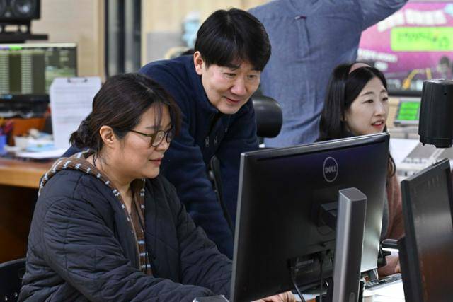 조현아(왼쪽부터) 작가와 김도형 PD가 3일 서울 상암동 TBS 스튜디오에서 '변상욱 쇼' 생방송을 진행하며 모니터링을 하고 있다. 강예진 기자