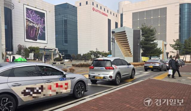 11일 인천 남동구 인천종합버스터미널 앞 택시 승강장 앞에서 개인택시가 줄지어 손님들을 기다리고 있다. 장민재기자