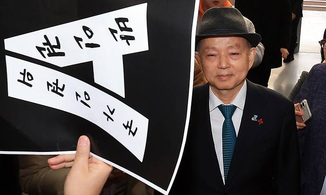 안창호 국가인권위원장이 지난 10일 서울 중구 안중근의사기념관에서 열린 세계인권선언 77주년 2025 인권의 날 기념식에 참석하려다 인권단체 회원들에게 저지당하고 있다. 공동취재사진