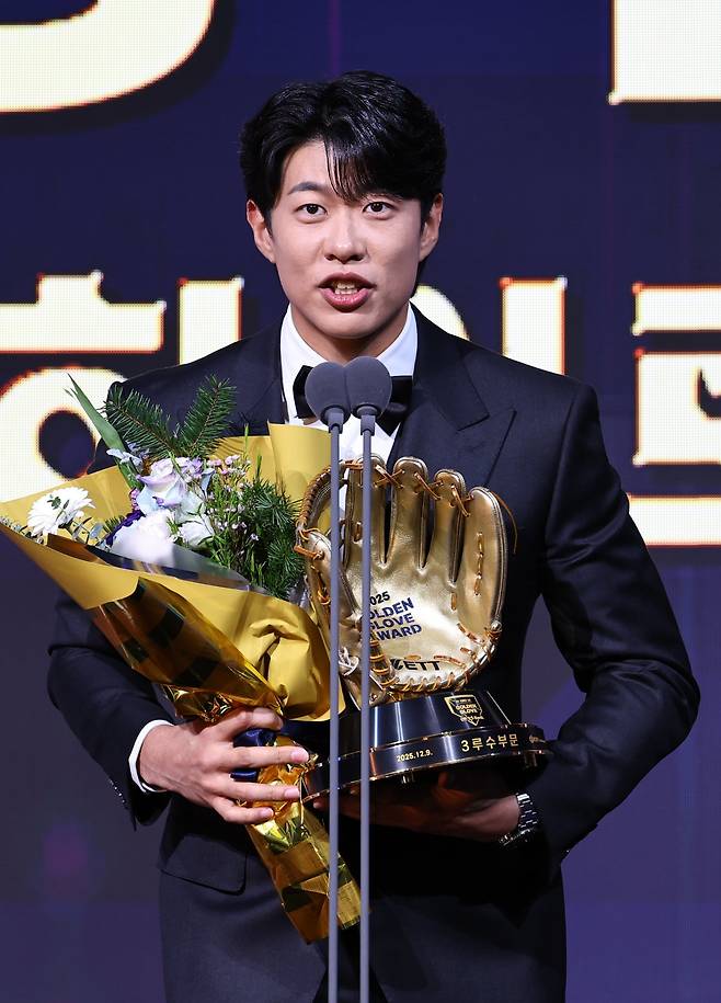 키움 송성문이 최소 5개 팀의 관심을 받고 있다는 미국 현지의 분석이 나왔다. 9일 골든글러브 시상식에서 3루수 부문 수상에 성공한 뒤 소감을 전하는 송성문. 뉴시스