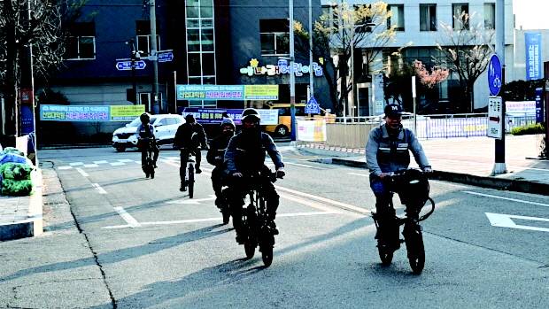 영암 대불산단내 근로자들이 전기오토바이를 타고 저마다 이동하고 있다. 지난해 기준 영암에 거주하는 외국인은 9673명으로 전남에서 가장 많은 것으로 나타났다. <광주일보 DB>