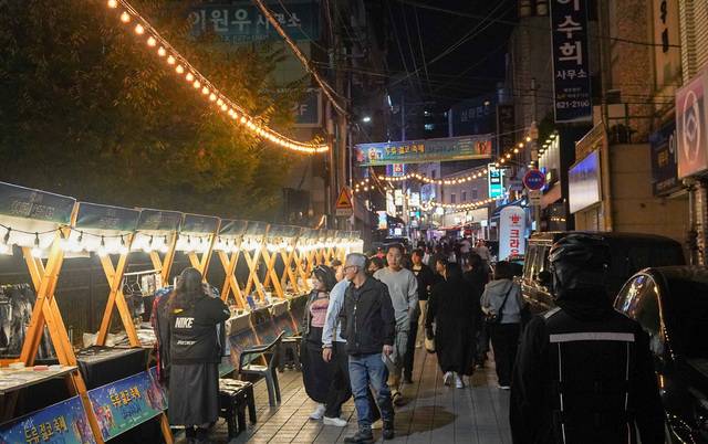 지난 10월 '두류 젊코'에서 열린 젊코 판타지 웨어 축제 당시 시민들의 발길이 이어지고 있다. 대구전통시장진흥재단 제공