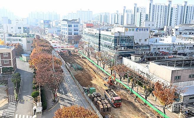 2025년 11월 23일 광주 서구 운천동 일대 광주 도시철도 2호선 1단계 2공구 건설공사 현장. 도로 복구 공사가 분주하다. 양광삼기자 ygs02@mdilbo.com