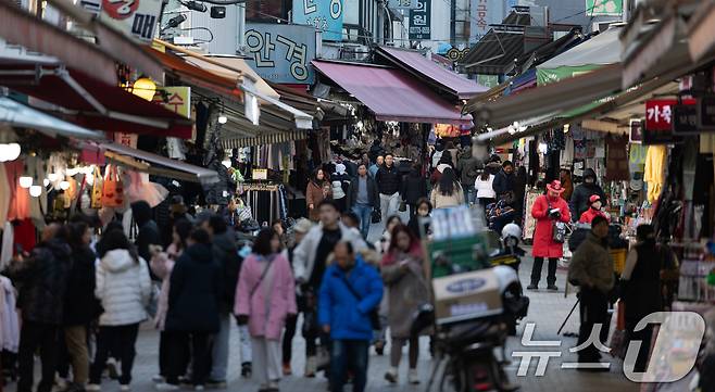 서울 중구 남대문시장을 찾은 시민들과 관광객들. 2025.1.2/뉴스1 ⓒ News1 이승배 기자