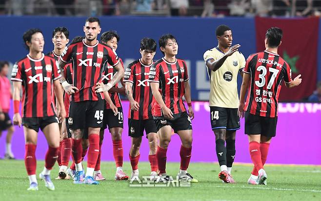 FC서울 선수들이 지난 7월31일 서울월드컵경기장에서 열린 바르셀로나와 친선전 이후 인사하고 있다. 박진업 기자 upandup@sportsseoul.com